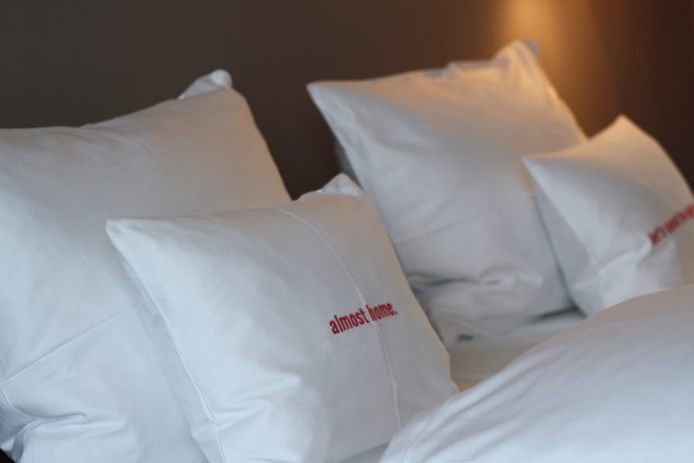 Roomservice und Reiseessentials.