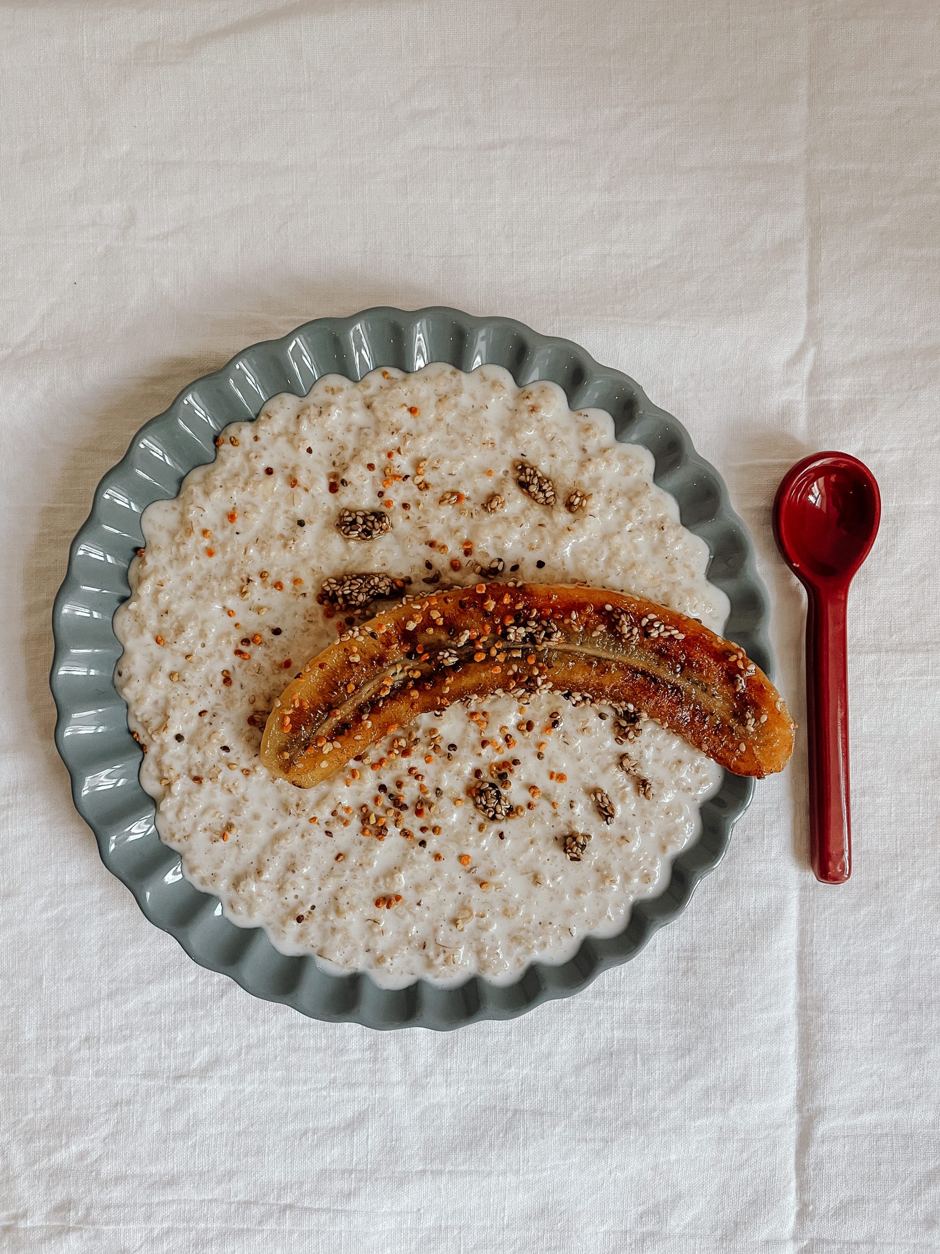 Morgenstund: Miso-Porridge mit Bananen + Sesam-Karamell