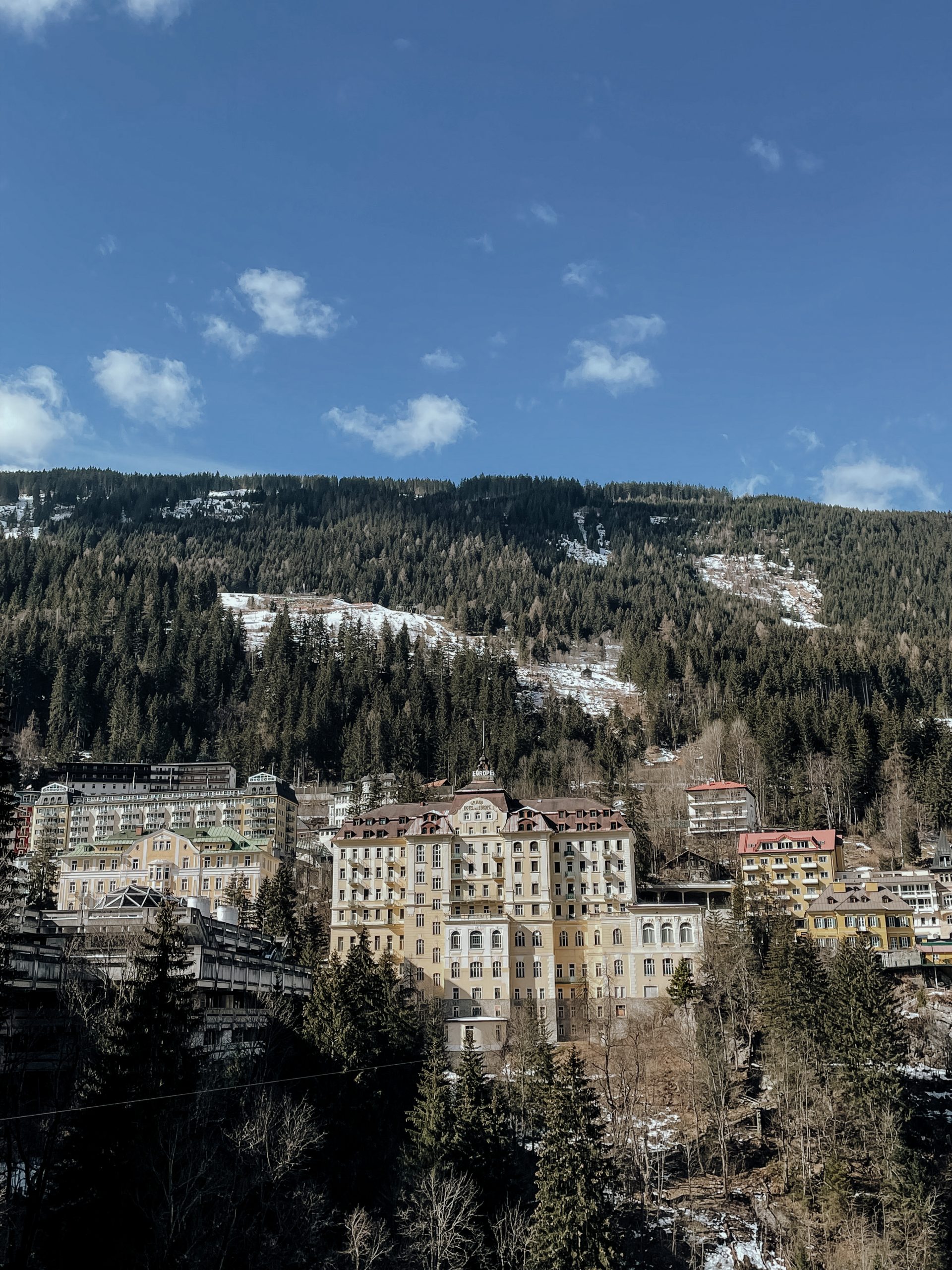 Modern Alpine Glitz: Winterurlaub in Bad Hofgastein