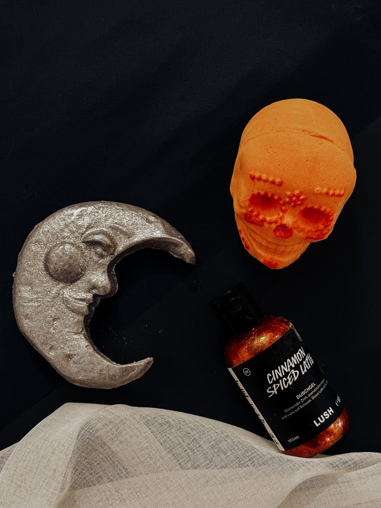 Halloween in der Badewanne: Kürbis, Mond und ganz viel Schaum