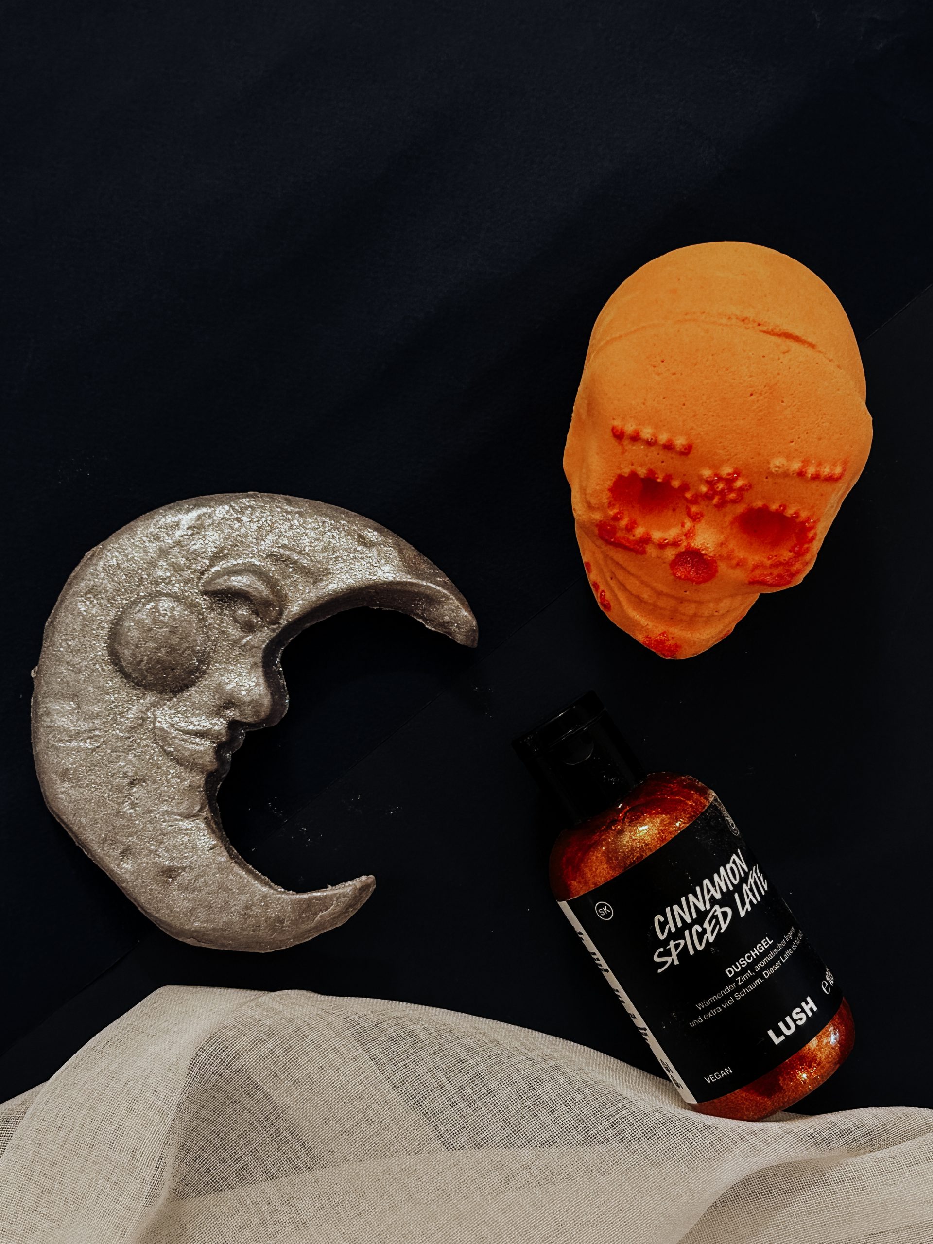 Halloween in der Badewanne: Kürbis, Mond und ganz viel Schaum